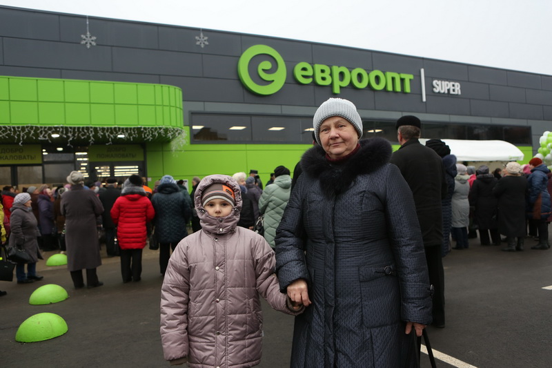 Пенсионерка Вера с внуком.jpg