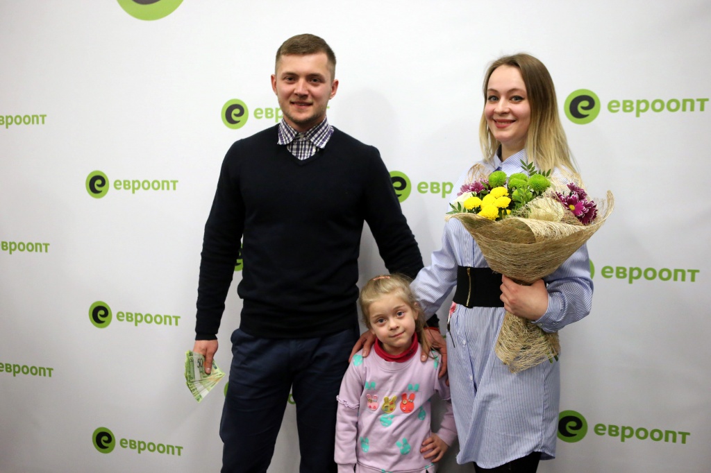 Евгений Волков с семьей.jpg Евгений Волков с семьей.jpg