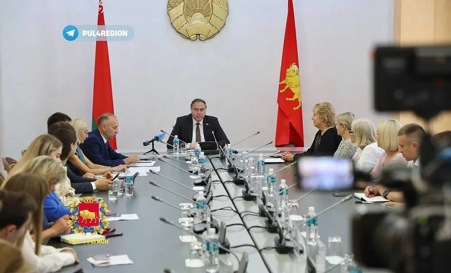 Владимир Караник проводит пресс-конференцию для журналистов республиканских и региональных СМИ, посвященную 80-летию области 