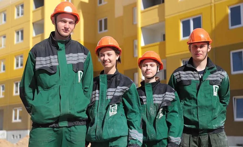 Строй, отряд! Как студенты помогают возводить новые микрорайоны Гродно