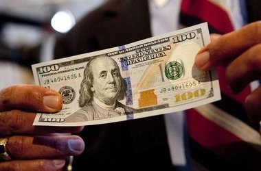 Новую 100-долларовую купюру выпустили в США Новую 100-долларовую купюру выпустили в США