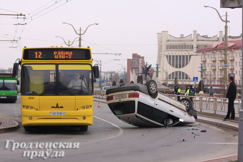 В центре Гродно автомобиль перевернулся на крышу. Что же произошло? В центре Гродно автомобиль перевернулся на крышу. Что же произошло?