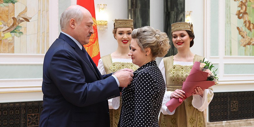 "Искренне горд за каждого". Александр Лукашенко вручил госнаграды и генеральские погоны "Искренне горд за каждого". Александр Лукашенко вручил госнаграды и генеральские погоны