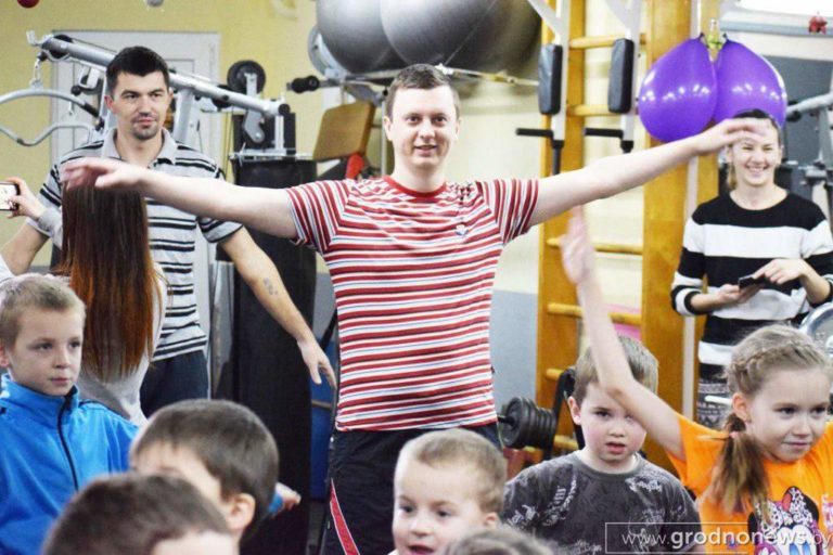 В Гродно молодые семьи посоревнуются за звание супер-семьи. Спортивное мероприятие БРСМ пройдет в рамках проекта «ПапаЗАЛ» В Гродно молодые семьи посоревнуются за звание супер-семьи. Спортивное мероприятие БРСМ пройдет в рамках проекта «ПапаЗАЛ»