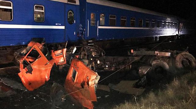 Поезд Минск-Адлер столкнулся с грузовиком в Краснодарском крае: пострадали около 20 человек Поезд Минск-Адлер столкнулся с грузовиком в Краснодарском крае: пострадали около 20 человек