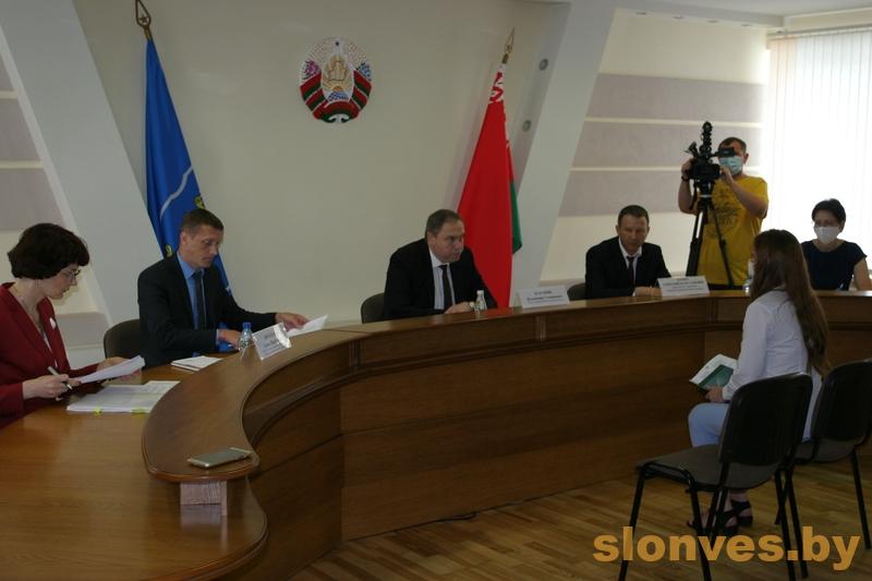 Министр здравоохранения Республики Беларусь Владимир Караник провел в Слониме личный прием граждан Министр здравоохранения Республики Беларусь Владимир Караник провел в Слониме личный прием граждан