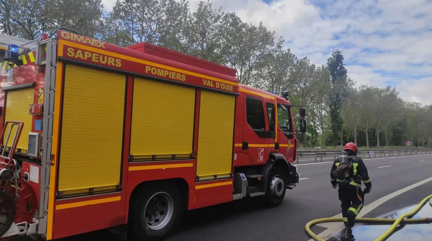 Под Парижем горит химический завод Под Парижем горит химический завод