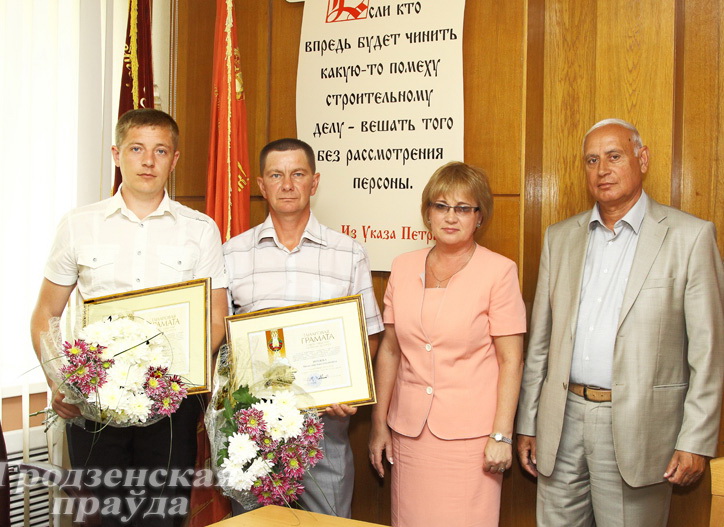 В российском городе Крымске, пострадавшем от наводнения, на помощь жителям пришли строители ОАО «Гроднопромстрой» В российском городе Крымске, пострадавшем от наводнения, на помощь жителям пришли строители ОАО «Гроднопромстрой»