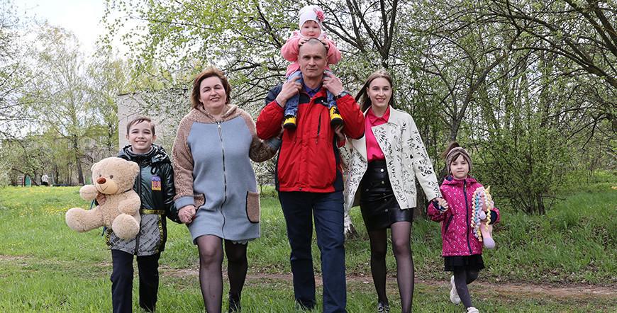 Сколько детей в среднем воспитывают в семьях региона и каков средний возраст вступления в брак: статистический обзор ко Дню семьи