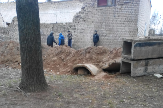 В Гродно по улице Курчатова дети играют возле аварийного теплоузла В Гродно по улице Курчатова дети играют возле аварийного теплоузла