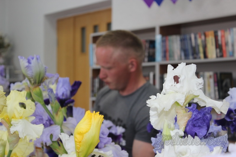 Примерно полторы сотни живых бородатых ирисов: в гродненской библиотеке прошла необычная выставка Примерно полторы сотни живых бородатых ирисов: в гродненской библиотеке прошла необычная выставка