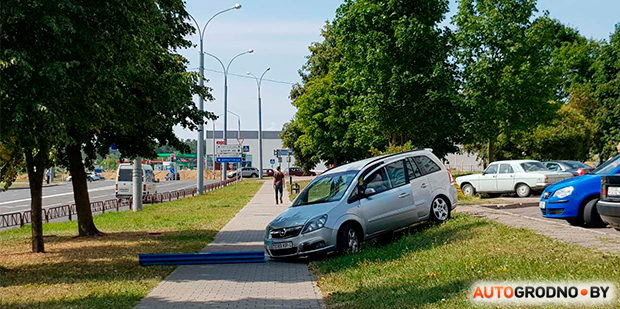 "Как же я испугалась": на улице Кабяка Opel неожиданно выехал на тротуар перед мамой с коляской "Как же я испугалась": на улице Кабяка Opel неожиданно выехал на тротуар перед мамой с коляской