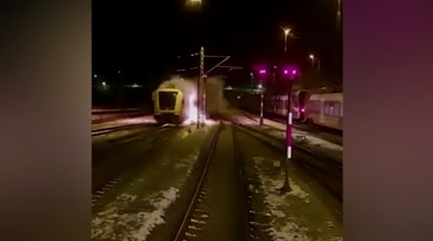 Пожарным Германии пришлось догонять горящий поезд, чтобы потушить Пожарным Германии пришлось догонять горящий поезд, чтобы потушить