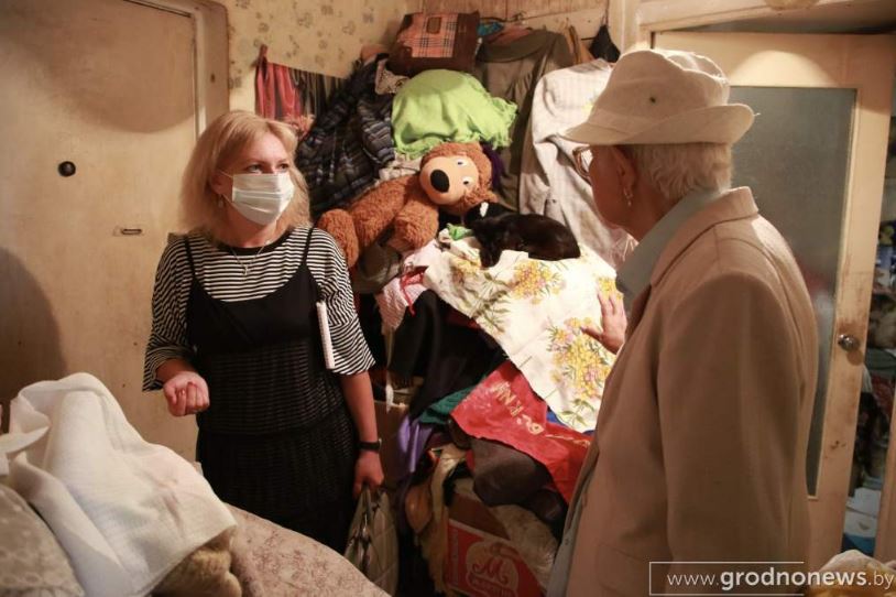 Жительница Гродно превратила свою квартиру в свалку. Соседи жалуются на мух и невыносимый запах, но ситуация не меняется 