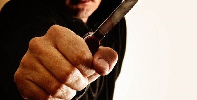 Злоумышленник с ножом напал на продавца в Дятловском районе: подозреваемый задержан Злоумышленник с ножом напал на продавца в Дятловском районе: подозреваемый задержан