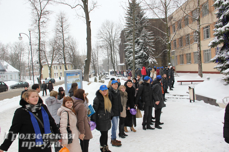 Студенты ГрГУ обняли университет (ФОТО)