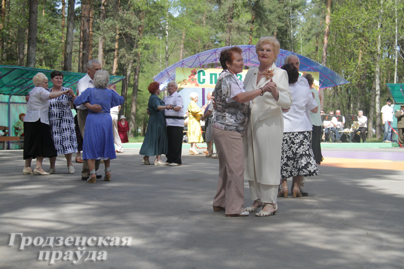 Открылась обновленная танцевальная площадка в Пышках Открылась обновленная танцевальная площадка в Пышках