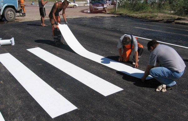 В Гродно «зебру» на пешеходных переходах у школ нарисуют пластиковой разметкой