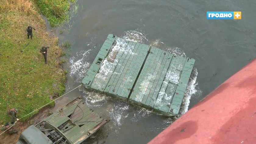 Возле Нового моста сооружают понтонную переправу