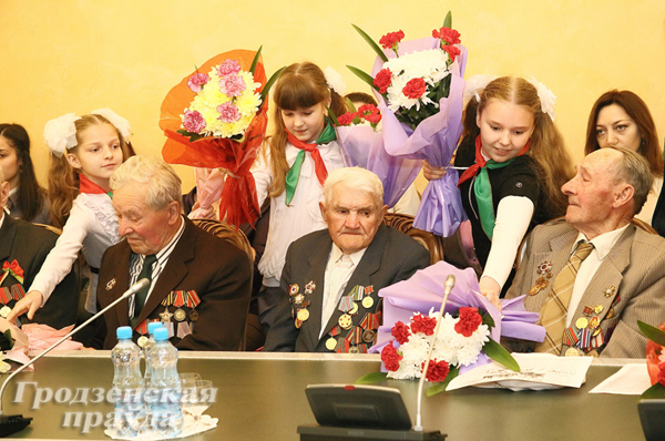 Накануне Дня Победы председатель облисполкома Владимир Кравцов встретился с ветеранами 
