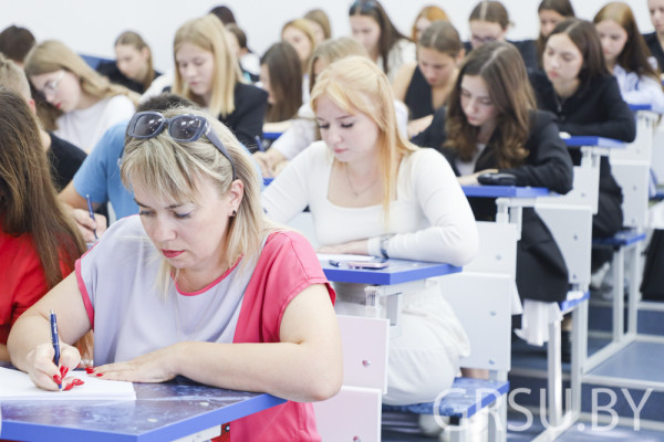 У Купалаўскім універсітэце выкладчыкі і студэнты напісалі дыктант на беларускай мове