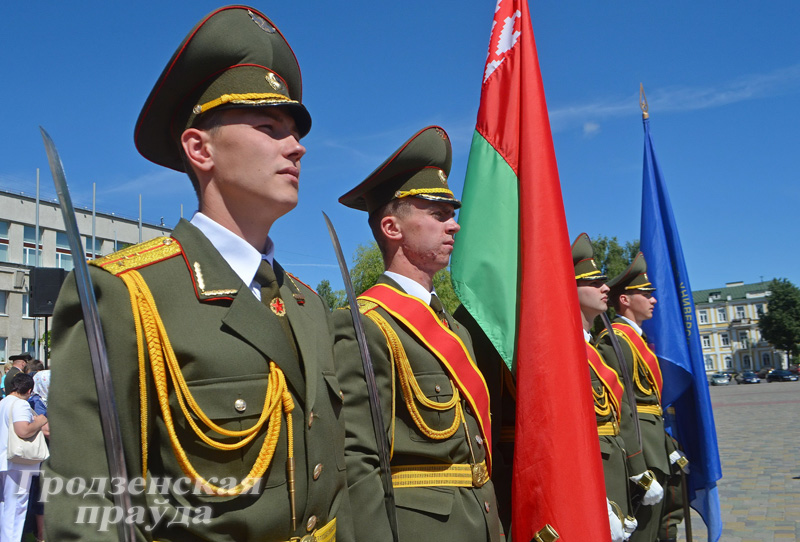Выпускникам военного факультета ГрГУ имени Янки Купалы вручили дипломы