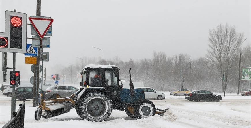 Снизить скорость, увеличить дистанцию. В МВД напомнили о правилах вождения в снегопад