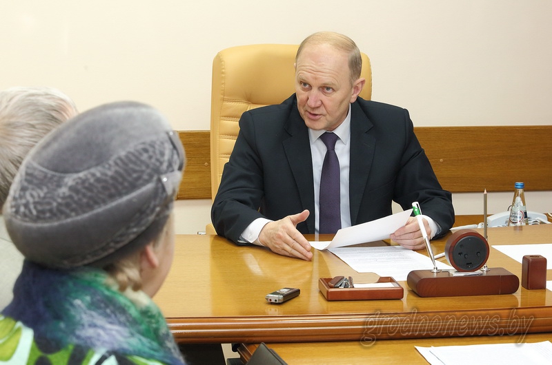 Председатель облисполкома Владимир Кравцов  провел прием граждан