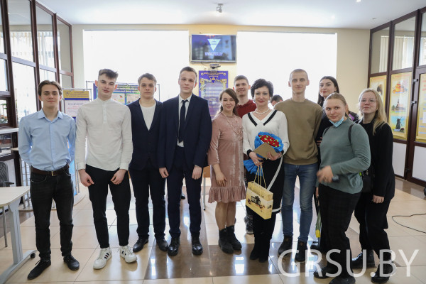 ФОТОФАКТ: В Купаловском университете в преддверии 8 марта состоялась праздничая акция  