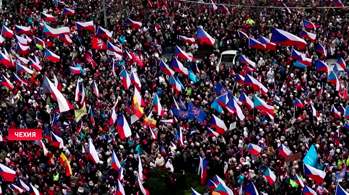 Жители Праги вышли на массовые протесты против военной поддержки Украины Жители Праги вышли на массовые протесты против военной поддержки Украины