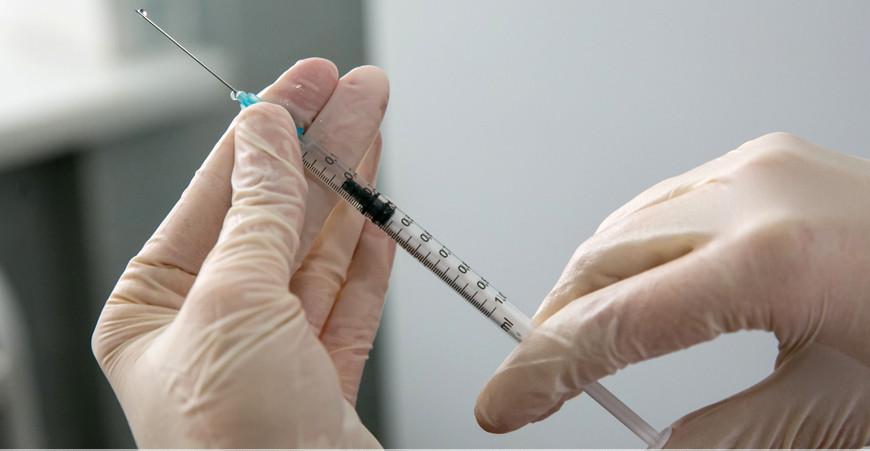 В Украине невакцинированных учителей и чиновников будут отстранять от работы без сохранения зарплаты В Украине невакцинированных учителей и чиновников будут отстранять от работы без сохранения зарплаты