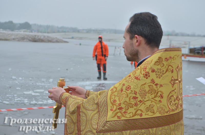 Более полутысячи гродненцев приехали на массовое крещенское купание Более полутысячи гродненцев приехали на массовое крещенское купание