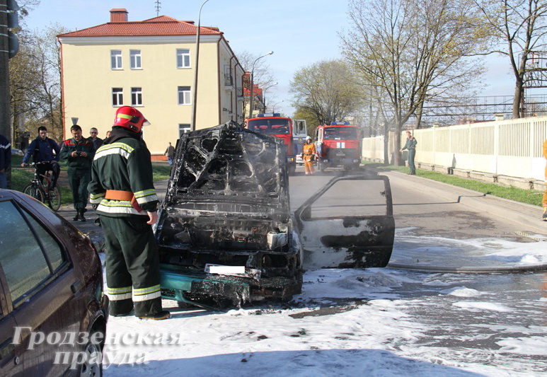 В Гродно на улице Красноармейской произошло возгорание автомобиля (ФОТО) В Гродно на улице Красноармейской произошло возгорание автомобиля (ФОТО)