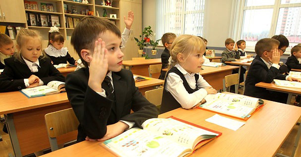 Звонок на первый урок. Школьники привыкают к новому расписанию Звонок на первый урок. Школьники привыкают к новому расписанию