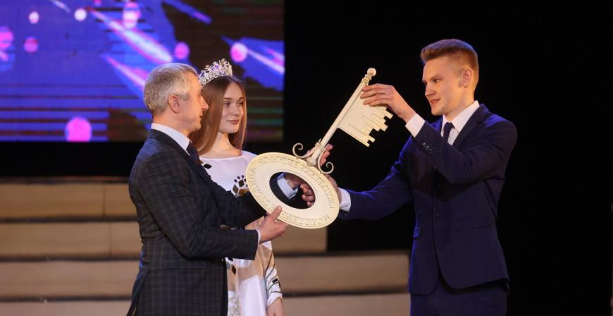 Символичный ключ и знак новой молодежной столицы Гродно передал Витебску Символичный ключ и знак новой молодежной столицы Гродно передал Витебску
