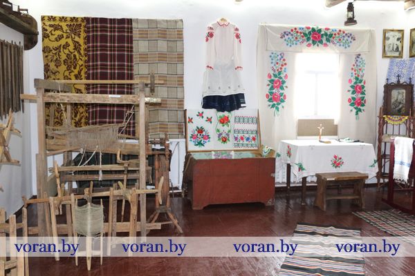 Сцежкамi продкаў: больш за 200 цiкавых экспанатаў прапiсалiся ў музеi-хатцы ў Жырмунах на Воранаўшчыне Сцежкамi продкаў: больш за 200 цiкавых экспанатаў прапiсалiся ў музеi-хатцы ў Жырмунах на Воранаўшчыне