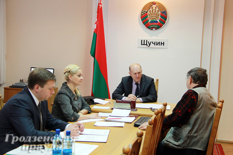 Председатель облисполкома Владимир Кравцов провел прием граждан в Щучине