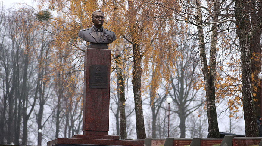 В Гродно установили памятник генералу Алексею Антонову В Гродно установили памятник генералу Алексею Антонову