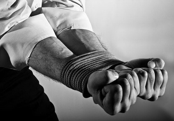 В Волковысском районе мужчина привязал соперника к металлическому столбу В Волковысском районе мужчина привязал соперника к металлическому столбу