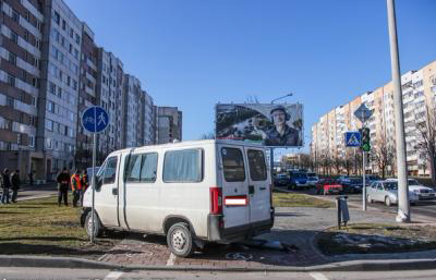 На улице Брикеля женщина-водитель перепутала передачи: выехала на тротуар и сбила пешехода