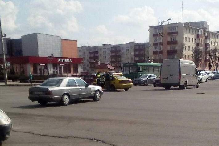 В центре Лиды столкнулись такси и «Фольксваген-Гольф» В центре Лиды столкнулись такси и «Фольксваген-Гольф»