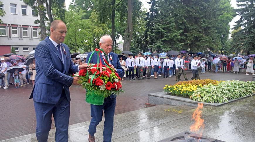 Праздничное шествие, презентация предприятий. Волковыск отмечает 80-летие освобождения
