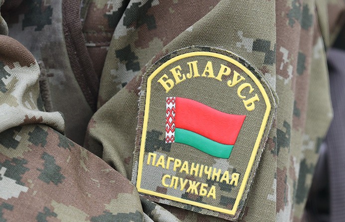Литовские силовики доставили к границе и пытались вытеснить в Беларусь очередную группу беженцев Литовские силовики доставили к границе и пытались вытеснить в Беларусь очередную группу беженцев