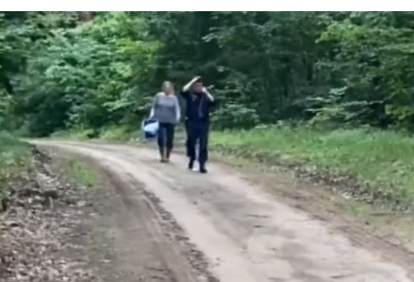 Двое пенсионеров заблудились в лесу под Зельвой: спасатели помогли им выбраться 