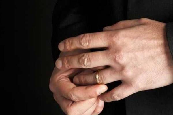 В Гродно мужчина уснул на лавке и лишился обручального кольца В Гродно мужчина уснул на лавке и лишился обручального кольца