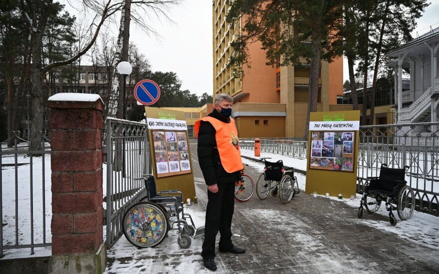 Несмотря на советы литовских властей, из почти четырехсот работников санатория Belorus в Друскининкае уволились лишь три человека Несмотря на советы литовских властей, из почти четырехсот работников санатория Belorus в Друскининкае уволились лишь три человека