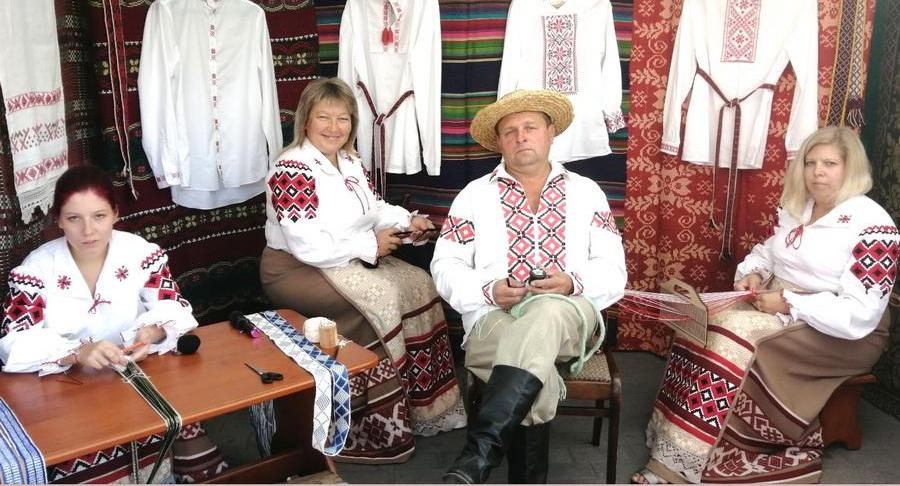 Ім засталася спадчына… У сям’і Накладовічаў са Скрыбаўцаў усе ўмеюць і любяць ткаць паясы-абярэгі па старадаўніх тэхналогіях