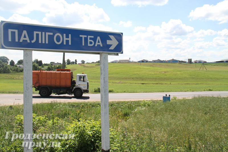 Участки дорог, по которым городской мусор везут на свалку, завалены мусором