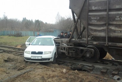 В Гродно тепловоз с 11 вагонами протаранил легковой автомобиль В Гродно тепловоз с 11 вагонами протаранил легковой автомобиль