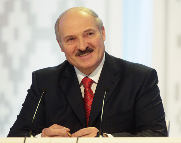 Александр Лукашенко поздравил соотечественников с Днем Конституции Республики Беларусь